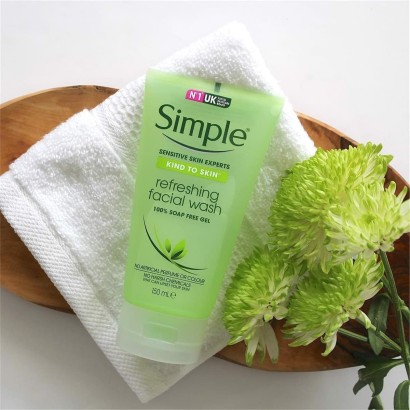 Simple Kind To Skin Hassas Ciltlere Uygun Sert Kimyasal İçermeyen Ferahlatıcı Yüz Temizleme Jeli 150 ml - Thumbnail